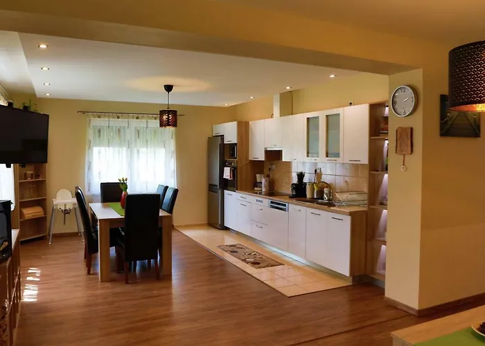 Nyaraló Eszter Balatonkeresztúr